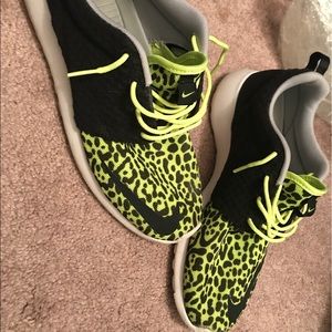 Nike roshe run leopard print size 10